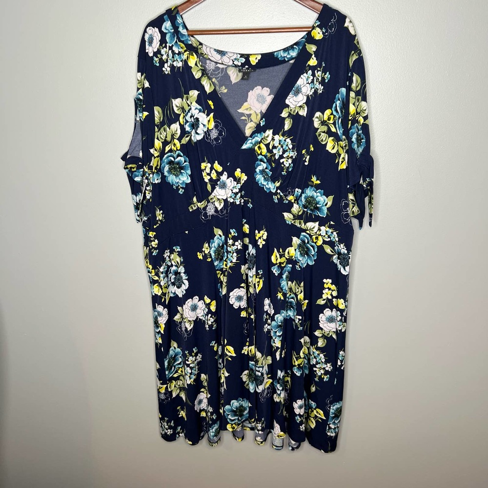 Torrid plus size NAVY BLUE FLORAL STUDIO KNIT SKATER v-neck DRESS size 5X - Picture 2 of 9